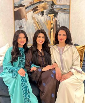Salma Rachid Instagram - خواتاتي ضحى وشيماء 🩷 الله يخليكم ليا و نبقاو ديما مجموعين يارب 
كنبغيكم 🩷🫶🏻
طاكيو خوتكم و قولو ليهم كنبغيك 🩷🩵