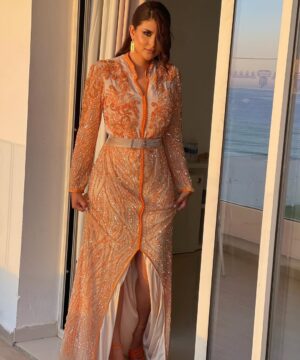Salma Rachid Instagram - مغررررمة باطلالتي لحفلي اليوم بمهرجان العرائش 😍🧡نشوفكم بعد قليل على خشبة المسرح 
متشوووقة نشوف حبابي بمدينة العرائش😍
@mjccgov ❤️🇲🇦
الحيحة اليوم ايوا قولولي كيجاتني التكشيطة و الفخامة المغربية🇲🇦🧡؟
قفطاني تمصميم : @amiralebsatte 🧡