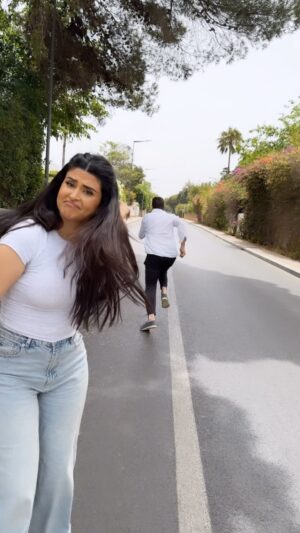Salma Rachid Instagram - فاش كيكون باغيلك غير السبة باش يتفارق معاك 😂واااا هرب @momoofficiel