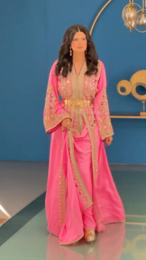 Salma Rachid Instagram - قريبا 🎥💖✨كيجاتكم الاناقة المغربية 🇲🇦💖
Caftan by : @malakelfilali 💖
Makeup & hair : @halim_barakat_official 💖