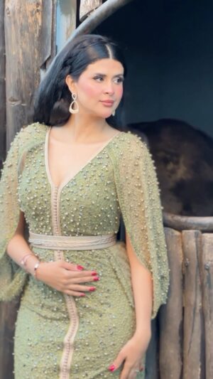 Salma Rachid Instagram - لوكان يديرو عليك باب حديد … نقزه ونجيك الحبيب🤭💚
قريبا على شاشتكم 🤪اليوم كان عندي تصوير برنامج وهادي اطلالتي الاولى 
كيجيتكم ؟🇲🇦 
قفطاني من المبدعة : @handmadebyghitalahrichi ✨
مكياج وشعر المبدع : @halim_barakat_official ✨