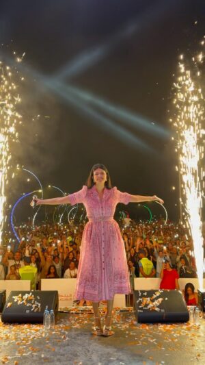 Salma Rachid Instagram - حضور جماهيري كبير ماشاء الله 
@bladisummertour 🙏🏻
شكرا على حبكم 🙏🏻❤️