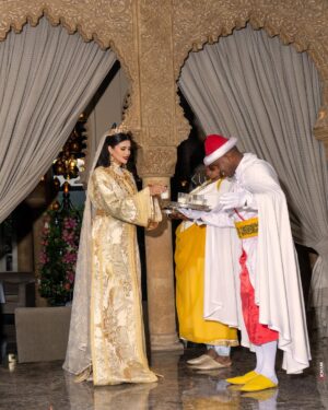 Salma Rachid Instagram - الاصالة و النخوة المغربية 🇲🇦❤️

شكرا للزيانة @daralarous على هاد الابداع الجميل من لباس و تفاصيل تراثية جميلة 🫶🏻❤️
تصوير المبدع وطاقم عمله المميز: @hichamphotographee ❤️
شكرا لطاقم عمل فندق على حسن الضيافة : @latourhassanpalace ❤️