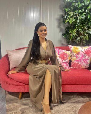 Salma Rachid Instagram - صعيب تقنع شي مغربية بشي حاجة احسن من القفطان المغربي🇲🇦❤️😍
ما بقا والو ونكون معاكم على خشبة المسرح ❤️