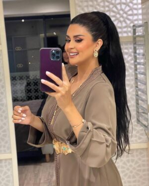 Salma Rachid Instagram - وتهجزنا لحفلة اليوم 🤎😍 كيجيتكم ؟؟ هانا درت دكشي اللي قلتو مهم راني جمعت شعري😂
جمهور الربااااط نشوفكم من دابا شوية على خشبة مسرح مهرجان
 Rab’Africa Summer Festival
قفطامي تصميم : @kimono_shop_byza 🤎