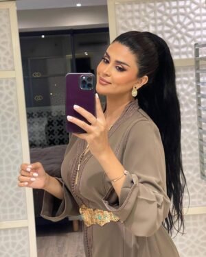 Salma Rachid Instagram - وتهجزنا لحفلة اليوم 🤎😍 كيجيتكم ؟؟ هانا درت دكشي اللي قلتو مهم راني جمعت شعري😂
جمهور الربااااط نشوفكم من دابا شوية على خشبة مسرح مهرجان
 Rab’Africa Summer Festival
قفطامي تصميم : @kimono_shop_byza 🤎