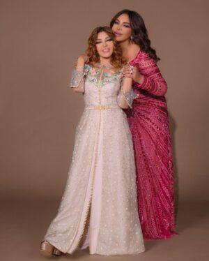 Samira Said Instagram - ‎لثاني مرة نشترك في عمل واحد، وفي كل مرة أكتشف بالاضافة لفنك ولجمال صوتك الذي يزداد عذوبة سنة بعد سنة، أتأكد من انكِ من أنظف وأطيب النفوس التي عرفتها في رحلتي.. وسوف يظل مكانك ومكانتك كبيرة في قلبي..
‎حلقة الف ليلة وليلة تعكس مدى الحب والمحبة والانسجام الكبير بيننا.. Love You ❤️❤️
@ahlamalshamsi