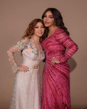 Samira Said Instagram - ‎لثاني مرة نشترك في عمل واحد، وفي كل مرة أكتشف بالاضافة لفنك ولجمال صوتك الذي يزداد عذوبة سنة بعد سنة، أتأكد من انكِ من أنظف وأطيب النفوس التي عرفتها في رحلتي.. وسوف يظل مكانك ومكانتك كبيرة في قلبي..
‎حلقة الف ليلة وليلة تعكس مدى الحب والمحبة والانسجام الكبير بيننا.. Love You ❤️❤️
@ahlamalshamsi