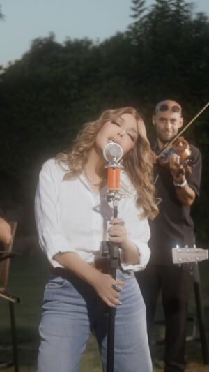 Samira Said Instagram - وما أحوجنا للهدوء والعقل والحكمة في حياتنا وفي كل قراراتنا.. خصوصاً في ظل ضغوط الحياة المتلاحقة..

كلمات صاغها صديقي هاني عبد الكريم في أول تعاون معه، من ألحان رفيق النجاحات عمرو مصطفى، والتوزيع الموسيقي للموهوب ماهر الملاخ، والرؤية الفنية لنضال هاني التي تعكس مدى موهبته وإخلاصه ومحبته.. 

فن التغافل.. ثاني أغنية من مجموعة 2024.. والى لقائي معكم في باقي الإصدارات في عيد الفطر القادم إن شاء الله 💕
@amrmostafa @hanyabdelkarimofficial @mahermallakh @nidalhani 

Vocal Recording: @mafdymagdy
Sound Engineer: @mohabosama_ 
Violin: @amir.samir.shawky 
Cello: @ehabsamir_7 

Dop: @aminesmail.at
Styling: @mayajules 
Makeup Artist: @monagamalofficial
Hair by: @hamomohsen

Special Thanks: @ahmed_aboulyazeed

Music Video Powered by: @taglinemena