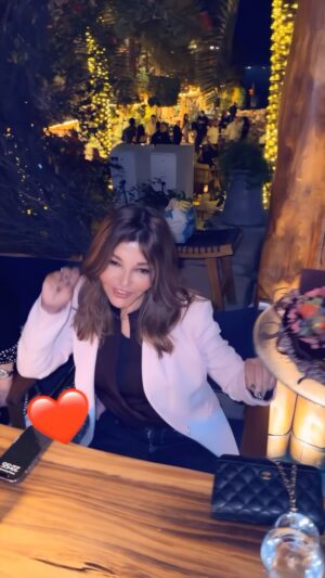 Samira Said Instagram - ‎بصحبة أروع النجمات والصديقات.. جاءت المفاجأة لتصنع عيدًا استثنائيًا مليئًا بالحب والفرح.. 
𝐋𝐨𝐯𝐞 𝐲𝐨𝐮 𝐚𝐥𝐥 ❤️❤️

@youssra @elhamshahin1 @lailaelouiofficial @inas.eldeghedy @boosy17