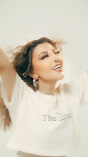 Samira Said Instagram - حبييييييت.. وبان عليا 🤍
‏𝗭𝗔𝗡𝗡 | 𝗦𝗢𝗢𝗡

‏@amrmostafa @mostafanasser.official 
‏@taym.musicproducer @nidalhani