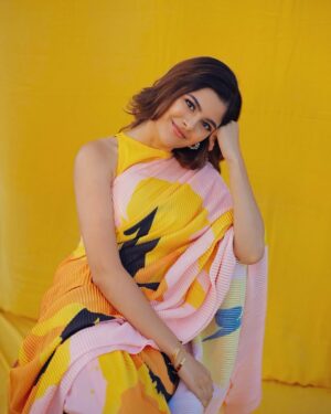 Sanjana Krishnamoorthy Instagram - Fancy a falooda? 😙

Styled by @deekshitanikkam 
Photography @thatmadraskaran 
Outfit by @studiovirupa 
jewellery by @heerbypriyanka
makeup by @kabooki_mua 
hair by @priyas_hairaffair