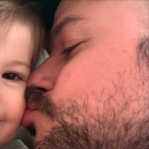 Sarah-Jeanne Labrosse Instagram - Marcanpoui, je t’aime tellement. Y’a pus de souper où on se regarde dans les yeux en écoutant de la musique sans devoir se lever 14 fois pour ramasser des affaires qui tombent, y’a pus de grasses matinées, y’a pus une nuit où on dort sur nos deux oreilles, mais y’a ben plus de fun que j’aurais pus l’imaginer. Y’a pas un futur, pas un rêve auquel j’aspire, sans que tu sois dedans. Merci pour le chaos qui tu as amené dans la maison, dans ma tête, pis dans mon cœur. Je l’aime tout le temps, je t’aime tout le temps. 
Même quand ma face dit l’inverse. 

À tantôt, on mange du spag. ❤️ 🍝
