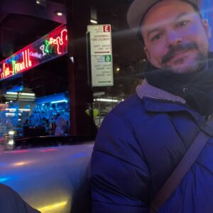 Sarah-Jeanne Labrosse Instagram - Marcanpoui, je t’aime tellement. Y’a pus de souper où on se regarde dans les yeux en écoutant de la musique sans devoir se lever 14 fois pour ramasser des affaires qui tombent, y’a pus de grasses matinées, y’a pus une nuit où on dort sur nos deux oreilles, mais y’a ben plus de fun que j’aurais pus l’imaginer. Y’a pas un futur, pas un rêve auquel j’aspire, sans que tu sois dedans. Merci pour le chaos qui tu as amené dans la maison, dans ma tête, pis dans mon cœur. Je l’aime tout le temps, je t’aime tout le temps. 
Même quand ma face dit l’inverse. 

À tantôt, on mange du spag. ❤️ 🍝
