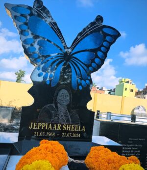 Saranya JaiKumar Instagram - Happy Birthday Sheela ma . 
57th Bday 😭. NOT FAIR AT ALL .