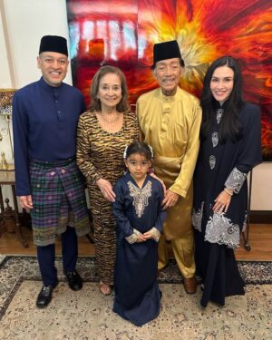 Sarimah Ibrahim Instagram - Selamat Hari Raya Aidilfitri… Maaf, Zahir & Batin

#hariraya #aidilfitri #nadzimuddinclan #mudzaffarclan #2025