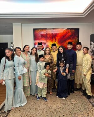 Sarimah Ibrahim Instagram - Selamat Hari Raya Aidilfitri… Maaf, Zahir & Batin

#hariraya #aidilfitri #nadzimuddinclan #mudzaffarclan #2025