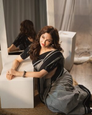 Saumya Tandon Instagram - Used to sing this one long back, an old friend reminded me. 

Thanks for the lovely pictures @deepak_das_photography and the saree look I never wore before and loving it styled by @joemansooriofficial . 
At the most wonderful studio that Deepak has created, very versatile and comfortable @deekad_creations 

#saumyatandon #retro #retroindian #saree #oldworldcharm