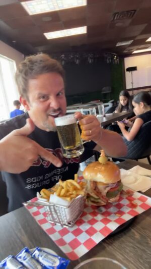 Scarlet Ortiz Instagram - En una de comer ricoooo en @elpalenquepizzeriarestaurant y @yulburkle adicto a la hamburguesa de aquí!!!