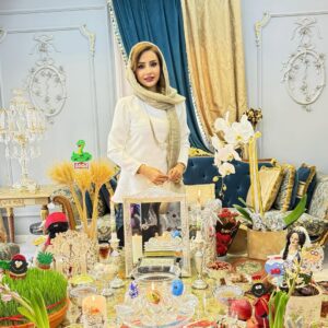 Shabnam Gholikhani Instagram - سال نو از راه رسیده، فصلی تازه در کتاب زندگی ورق می‌خورد.
بیایید در این آغاز دوباره، دل‌هایمان را از عشق و امید پر کنیم،
بیایید برای جهانی آرام، پر از صلح و دوستی دعا کنیم،
برای لبخندهایی که خاموش نشوند،
برای قلب‌هایی که از مهربانی لبریز باشند،
و برای روزهایی که در روشنایی امید سپری شوند

#شبنم_قلی_خانی #نوروز۱۴۰۴ 
#shabnamgholikhani #nowruz