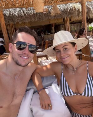 Shawn Johnson Instagram - what a whirlwind the last two weeks have been…so grateful for time with @andrewdeast and the kids! the perfect spring break.

linked all my favorite spring & summer picks that I packed! comment ‘spring,’ and I’ll send them right to you!