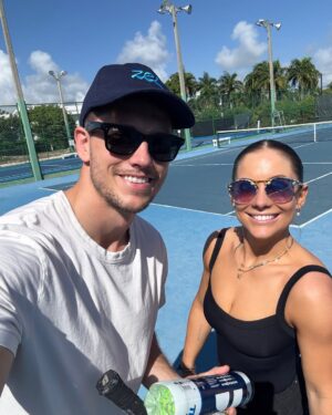 Shawn Johnson Instagram - what a whirlwind the last two weeks have been…so grateful for time with @andrewdeast and the kids! the perfect spring break.

linked all my favorite spring & summer picks that I packed! comment ‘spring,’ and I’ll send them right to you!