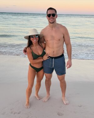 Shawn Johnson Instagram - what a whirlwind the last two weeks have been…so grateful for time with @andrewdeast and the kids! the perfect spring break.

linked all my favorite spring & summer picks that I packed! comment ‘spring,’ and I’ll send them right to you!