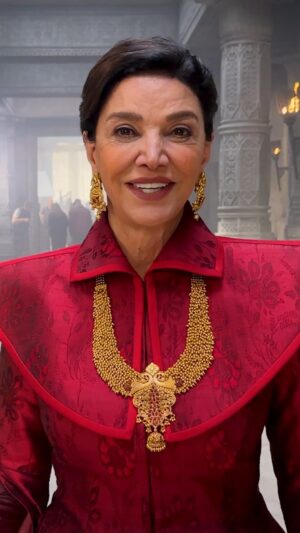 Shohreh Aghdashloo Instagram - Witness the transformation. ‘Becoming Elaida’ is a journey through the intricate process of bringing this powerful character to life. From the initial stages of fittings and makeup to the energy of the first day of shooting. A true @thewheeloftime team effort. 🙏🏼❤️

Huge thanks to Dennis Quast (@tailoredtactiqs) for capturing, and editing this entire piece on location.

شاهد تحول «Elaida» هستید. سفری پیچیده در خلق این شخصیت قدرتمند، از مراحل اولیه لباس و آرایش گرفته تا انرژی روز اول فیلم برداری. 🙏🏼❤️

#TheWheelOfTime