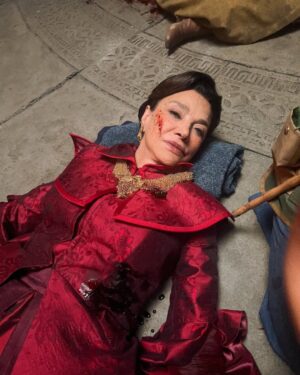 Shohreh Aghdashloo Instagram - Thought I’d outmaneuver Siuan in the Tower... How did you like the latest @thewheeloftime episode? 😅

فکر کردم از سیوان در برج پیشی بگیرم... قسمت جدید @TheWheelOfTime را چگونه دوست داشتید؟

#thewheeloftime