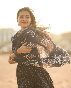 Shravnitha Srikanth Instagram - At peace with myself ❤️

@mano_graphy_ @risshie_photography_ 

#smile #smilealways #happy #happyheart #beach #beachfun #fun #funny #innerchild #love