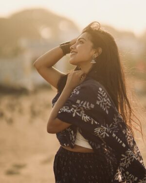 Shravnitha Srikanth Instagram - Gone with the wind!!!

@mano_graphy_ 
@risshie_photography_ 

#photographer #photos #shoot #beach #beachfun #happy #happyme❣️ #casual #love #explore #explorepage