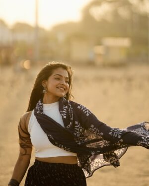 Shravnitha Srikanth Instagram - Gone with the wind!!!

@mano_graphy_ 
@risshie_photography_ 

#photographer #photos #shoot #beach #beachfun #happy #happyme❣️ #casual #love #explore #explorepage