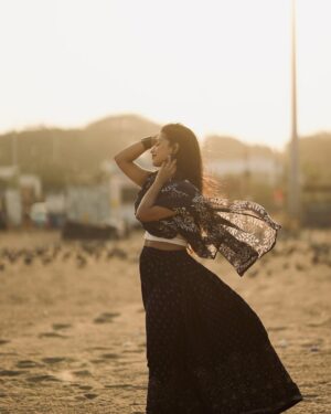 Shravnitha Srikanth Instagram - Gone with the wind!!!

@mano_graphy_ 
@risshie_photography_ 

#photographer #photos #shoot #beach #beachfun #happy #happyme❣️ #casual #love #explore #explorepage