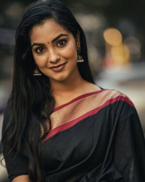 Shravnitha Srikanth Instagram - Smiling through life, one chapter at a time….

Photography @mano_graphy_ 
Mua @maish_artistry 

#photoshoot #shoot #potraitpage #potrait #blacksaree #saree #sareelove❤️ #love