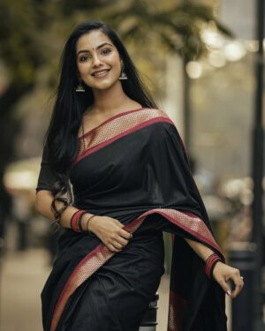 Shravnitha Srikanth Instagram - Smiling through life, one chapter at a time….

Photography @mano_graphy_ 
Mua @maish_artistry 

#photoshoot #shoot #potraitpage #potrait #blacksaree #saree #sareelove❤️ #love