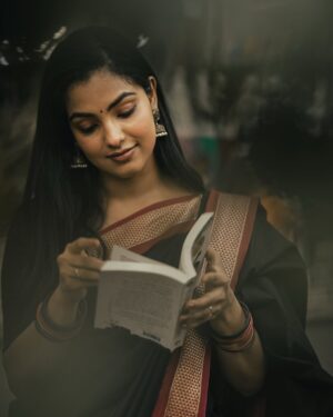 Shravnitha Srikanth Instagram - Smiling through life, one chapter at a time….

Photography @mano_graphy_ 
Mua @maish_artistry 

#photoshoot #shoot #potraitpage #potrait #blacksaree #saree #sareelove❤️ #love