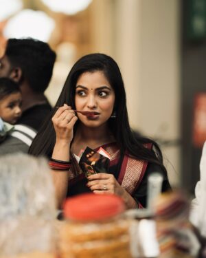 Shravnitha Srikanth Instagram - Smiling through life, one chapter at a time….

Photography @mano_graphy_ 
Mua @maish_artistry 

#photoshoot #shoot #potraitpage #potrait #blacksaree #saree #sareelove❤️ #love