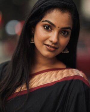 Shravnitha Srikanth Instagram - Smiling through life, one chapter at a time….

Photography @mano_graphy_ 
Mua @maish_artistry 

#photoshoot #shoot #potraitpage #potrait #blacksaree #saree #sareelove❤️ #love
