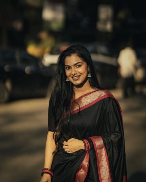 Shravnitha Srikanth Instagram - Smiling through life, one chapter at a time….

Photography @mano_graphy_ 
Mua @maish_artistry 

#photoshoot #shoot #potraitpage #potrait #blacksaree #saree #sareelove❤️ #love