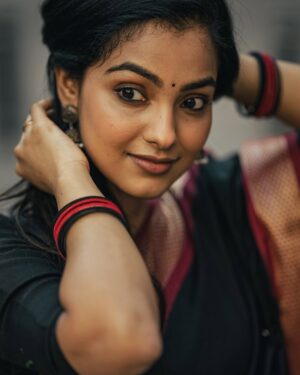 Shravnitha Srikanth Instagram - Eyes that speak louder than words ever could. Just a girl lost in her dream……

Photography @mano_graphy_ 
Mua @maish_artistry 

#black #saree #photo #photoshoot #shoot #blacksaree #selflove #loveislove #potrait #potraitphoto
