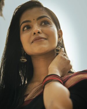 Shravnitha Srikanth Instagram - Eyes that speak louder than words ever could. Just a girl lost in her dream……

Photography @mano_graphy_ 
Mua @maish_artistry 

#black #saree #photo #photoshoot #shoot #blacksaree #selflove #loveislove #potrait #potraitphoto