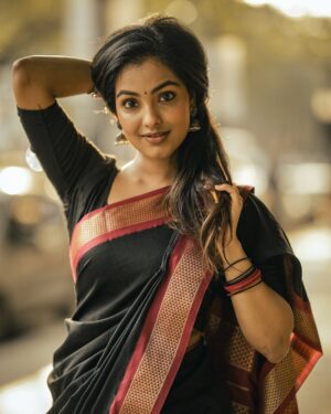Shravnitha Srikanth Instagram - Eyes that speak louder than words ever could. Just a girl lost in her dream……

Photography @mano_graphy_ 
Mua @maish_artistry 

#black #saree #photo #photoshoot #shoot #blacksaree #selflove #loveislove #potrait #potraitphoto