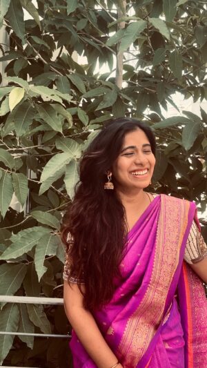 Shrinidhi Padmanaban Instagram - Thai pirandhal vazhi pirakkum! May this day and year be as sweet as sakkarapongal 🩷

Wearing my mom’s engagement saree and felt nothing less than royalty 🎀 How well she has maintained it, omg. 27 years and still looks like new saree in-fact better than a new saree 🧿

And this song has my heart, soul and everythingg ❤️‍🔥
