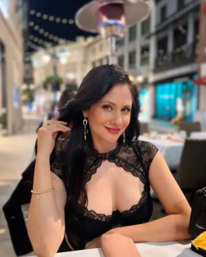 Silvana Arias Instagram - Love isn’t just about one day—it’s in the little moments, the stolen glances, the laughter that lingers. But on Valentine’s Day, we like to celebrate it a little louder ❤️Qué viva el AMOR🌹🎶🍸 #LoveAlways #ValentinesDay2025 #Vday #vdaymakeup #vdaynails