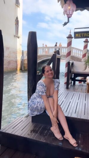 Silvana Arias Instagram - Cuando tu hermana esta tomándote un video y la empapa una lancha… 🤣🚤🩵 Pero ella siguió grabando @poliariasofficial 
#sisterlove #videofail #venecia #takemeback
