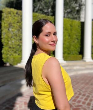 Silvana Arias Instagram - You’re always one decision away from living an entirely different life… ☀️🫶🏼💛✨ 
1. Sal a caminar. Así sean 10 minutos 🙌🏼
2. Escucha muestro podcast @neomujerusa con tips para la mujer de hoy 😉
Escuchanos en Spotify, Apple Podcasts & demás plataformas 🎧