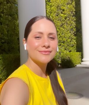 Silvana Arias Instagram - You’re always one decision away from living an entirely different life… ☀️🫶🏼💛✨ 
1. Sal a caminar. Así sean 10 minutos 🙌🏼
2. Escucha muestro podcast @neomujerusa con tips para la mujer de hoy 😉
Escuchanos en Spotify, Apple Podcasts & demás plataformas 🎧