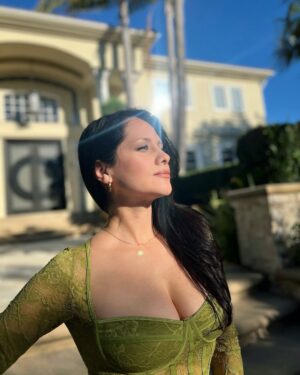 Silvana Arias Instagram - Every day is a new opportunity to start from scratch. If something went wrong, take it as a lesson and grow from it. If something went right, turn it into your formula for success and repeat it. Life is about learning, adapting, and moving forward—one step at a time. ✨💚🙌🏼 Top: @sheinofficial 
#NewBeginnings #LearnAndGrow #KeepMovingForward #MyLifePath #cutetops #lacetop