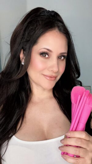 Silvana Arias Instagram - Trying the pink @texamo.usa brushes 💕 
Honest review: ⭐️⭐️⭐️⭐️⭐️ Would you like to see more reviews?
#texamo #shehas #texamomakeupbrushes #greatmakeupbrushes #makeupbrush