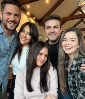 Silvana Arias Instagram - Uno de esos domingos llenos de risas y ☕️ 😊✨🩷
@anacarolinasway @azarpablo @vannevillela @tomfraud